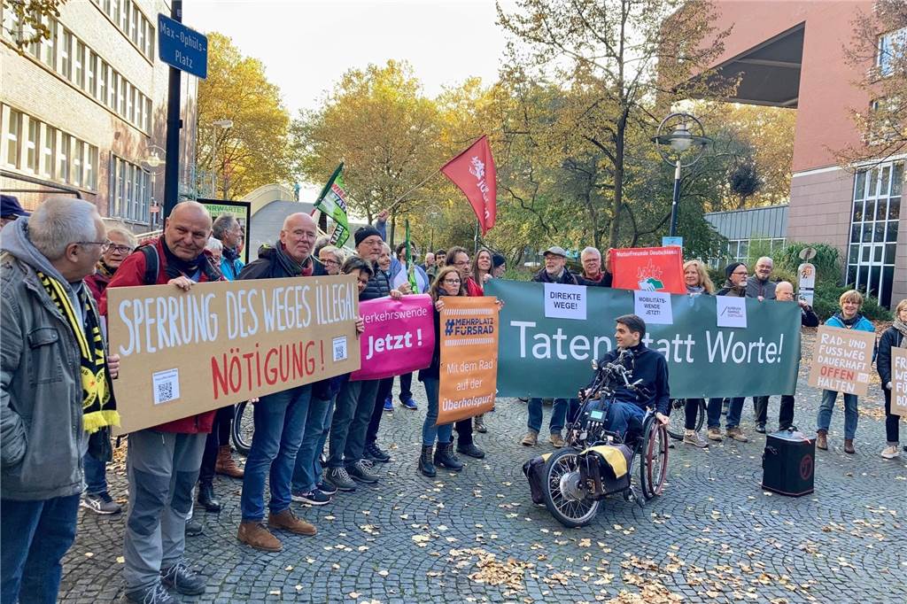 Stadt unterstützt Weg-Sperrung an Westfalenhallen - Bürger protestieren Ein Bündnis aus verschiedenen Organisationen setzt sich für die dauerhafte Öffnung des Wegs, der vom Kreuzviertel über die B1 zur Srobelallee führt, ein.