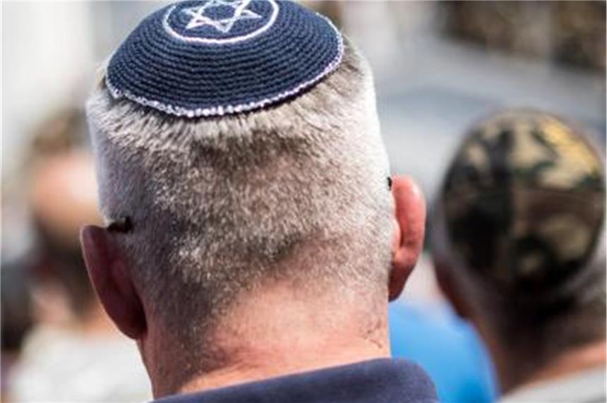 600 Menschen demonstrieren in Bonn gegen Antisemitismus Ein Bürger aus Bonn demonstriert auf dem Marktplatz mit einer Kippa auf dem Kopf gegen Antisemitismus. Foto: Federico Gambarini