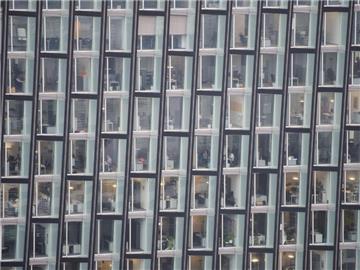 Ein Bürogebäude in Hamburg. Wie zufrieden sind Arbeitnehmer in Deutschland mit ihrem Job? Das Statistische Bundesamt informiert. Foto: Lukas Schulze