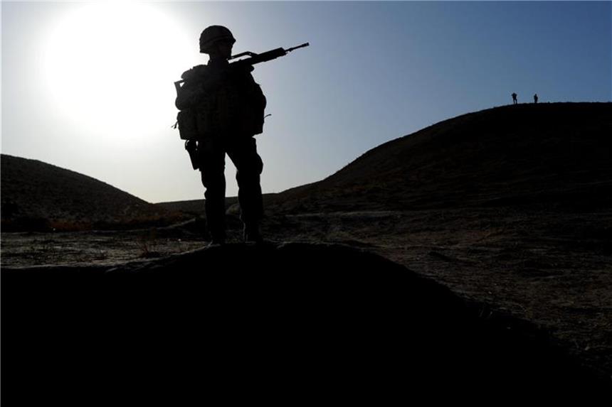 Ein Bundeswehrsoldat patrouilliert im afghanischen Kundus. Foto: Maurizio Gambarini/Archiv
