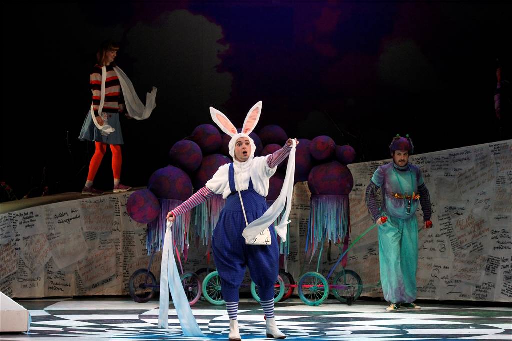 Märchen ganz modern: Diese Stücke für Kinder gibt es in den Theatern der Region Ein buntes Bühnenbild und gelungene Kostüme runden die Geschichte von Alice (im Hintergrund, gespielt von Cassandra Schütt) ab, die dem weißen Kaninchen (Stefan Merten) ins Wunderland folgt.