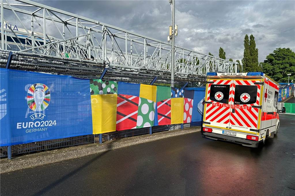 RTW vor der Arena in Gelsenkirchen