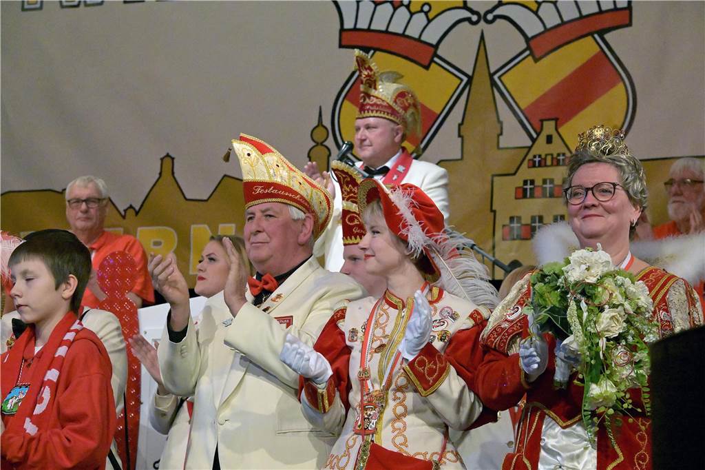 Ein buntes Programm, das die Besucher schon früh auf die Tanzfläche zog - damit begeisterte die IWK am Samstagabend bei ihrer Galasitzung.