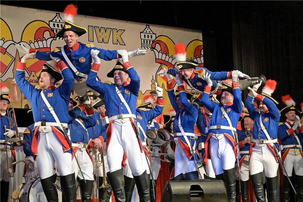 Ein buntes Programm, das die Besucher schon früh auf die Tanzfläche zog - damit begeisterte die IWK am Samstagabend bei ihrer Galasitzung.