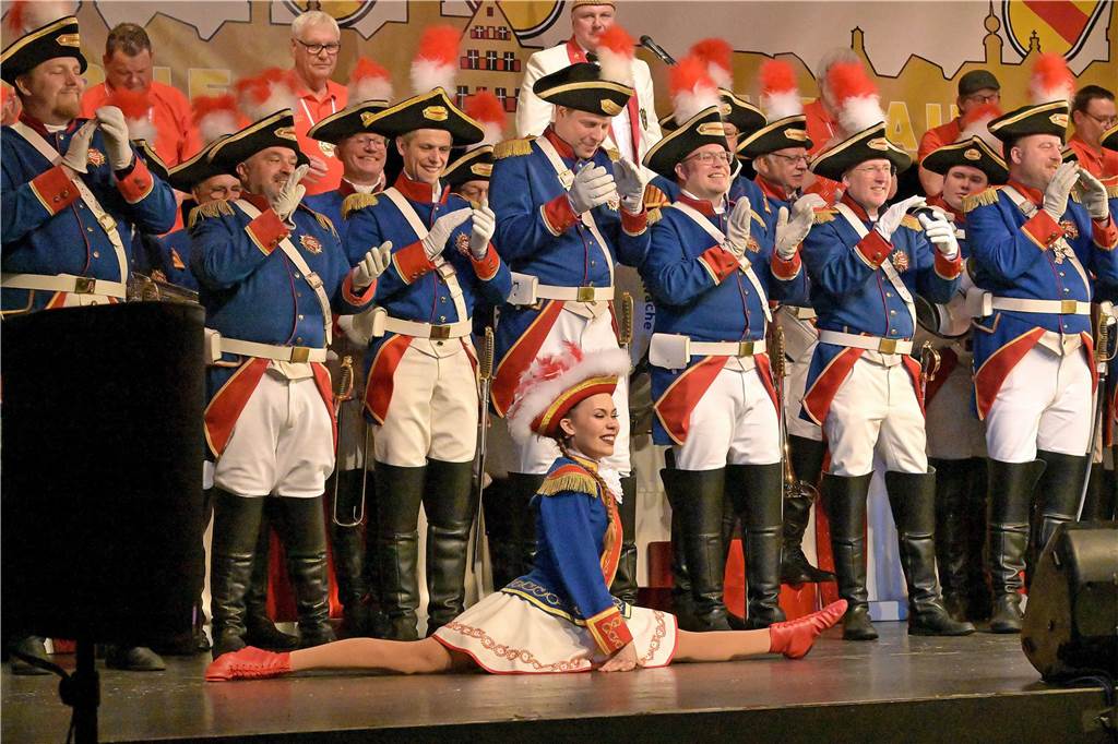 Ein buntes Programm, das die Besucher schon früh auf die Tanzfläche zog - damit begeisterte die IWK am Samstagabend bei ihrer Galasitzung.