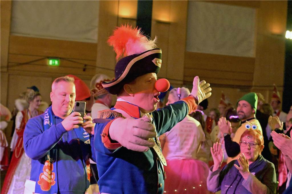 Ein buntes Programm, das die Besucher schon früh auf die Tanzfläche zog - damit begeisterte die IWK am Samstagabend bei ihrer Galasitzung.
