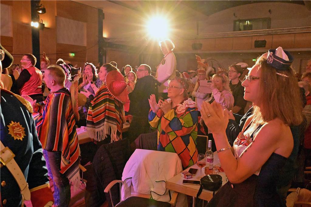 Ein buntes Programm, das die Besucher schon früh auf die Tanzfläche zog - damit begeisterte die IWK am Samstagabend bei ihrer Galasitzung.
