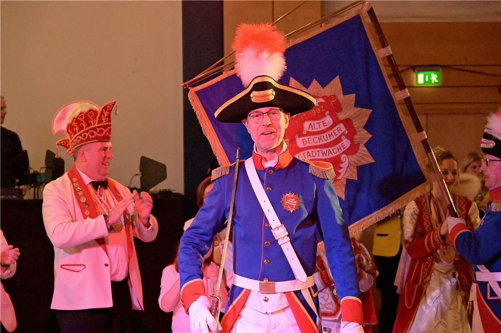 Ein buntes Programm, das die Besucher schon früh auf die Tanzfläche zog - damit begeisterte die IWK am Samstagabend bei ihrer Galasitzung.