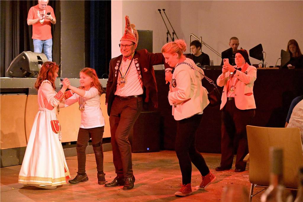 Ein buntes Programm, das die Besucher schon früh auf die Tanzfläche zog - damit begeisterte die IWK am Samstagabend bei ihrer Galasitzung.