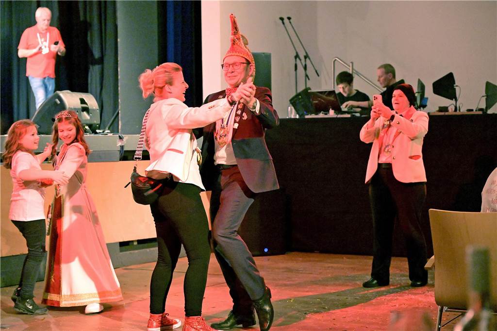 Ein buntes Programm, das die Besucher schon früh auf die Tanzfläche zog - damit begeisterte die IWK am Samstagabend bei ihrer Galasitzung.