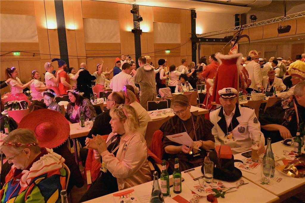 Ein buntes Programm, das die Besucher schon früh auf die Tanzfläche zog - damit begeisterte die IWK am Samstagabend bei ihrer Galasitzung.