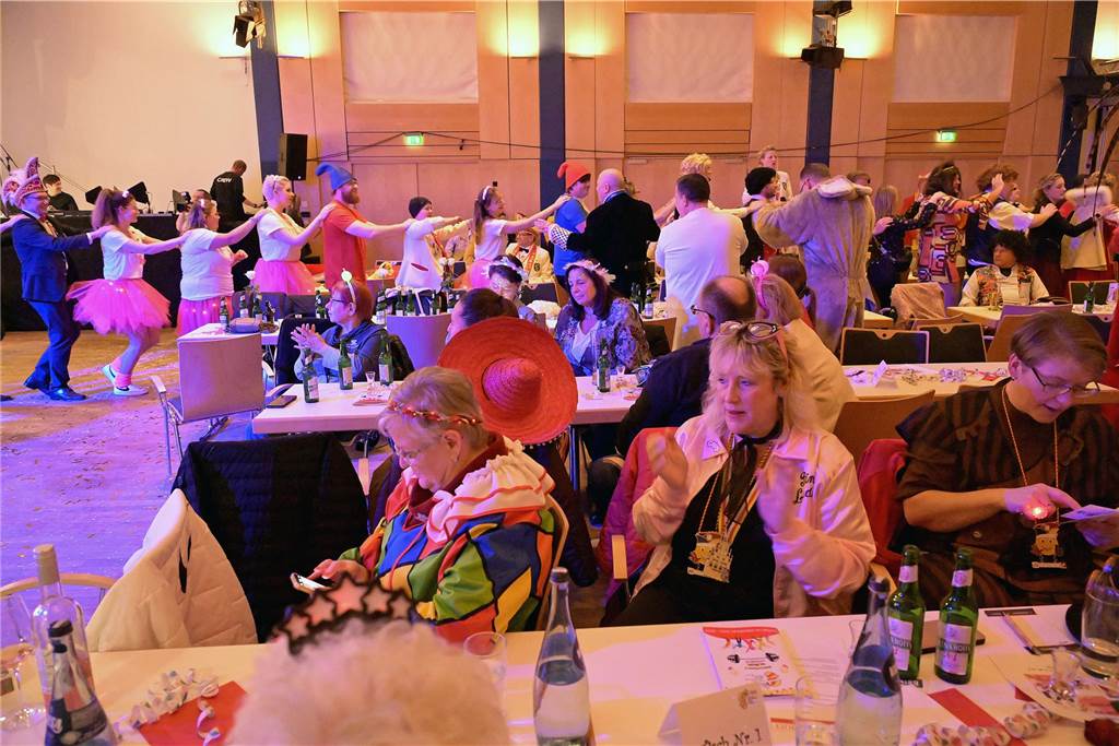 Ein buntes Programm, das die Besucher schon früh auf die Tanzfläche zog - damit begeisterte die IWK am Samstagabend bei ihrer Galasitzung.