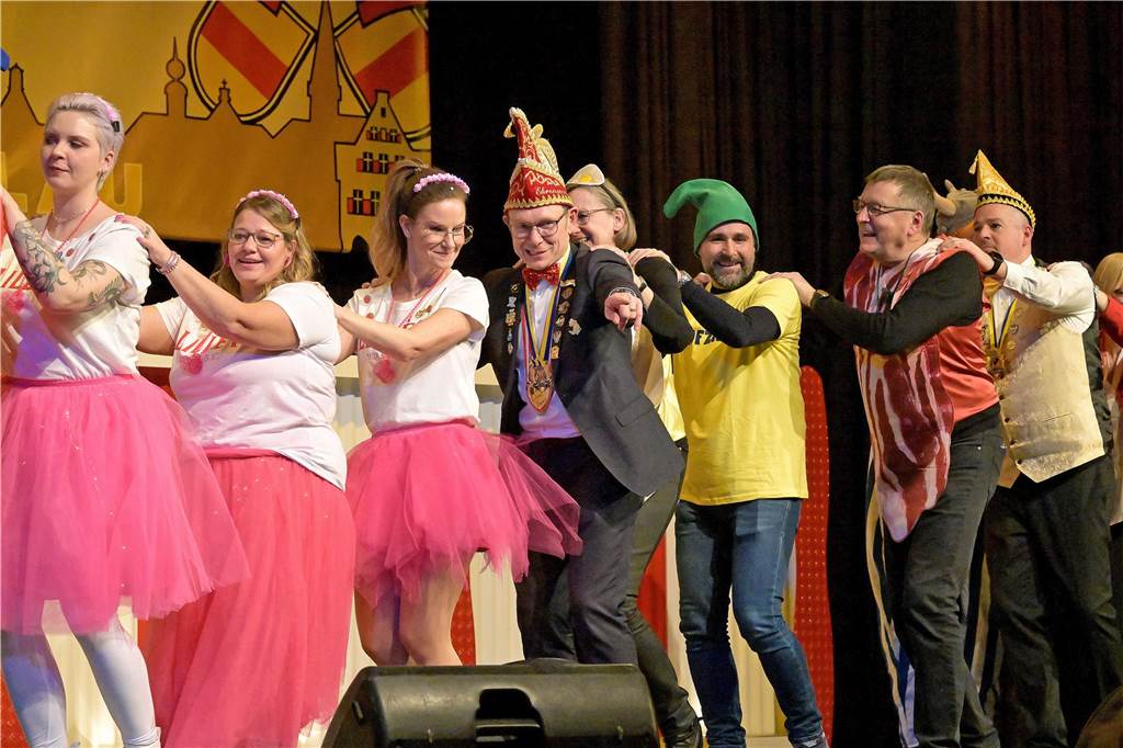 Ein buntes Programm, das die Besucher schon früh auf die Tanzfläche zog - damit begeisterte die IWK am Samstagabend bei ihrer Galasitzung.
