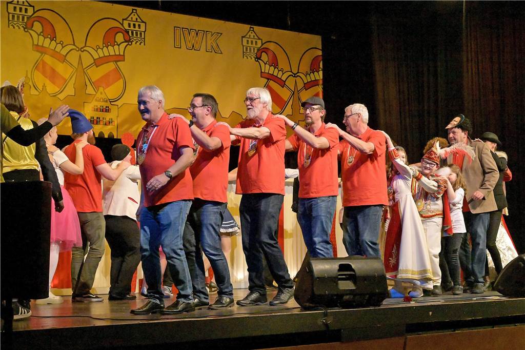 Ein buntes Programm, das die Besucher schon früh auf die Tanzfläche zog - damit begeisterte die IWK am Samstagabend bei ihrer Galasitzung.