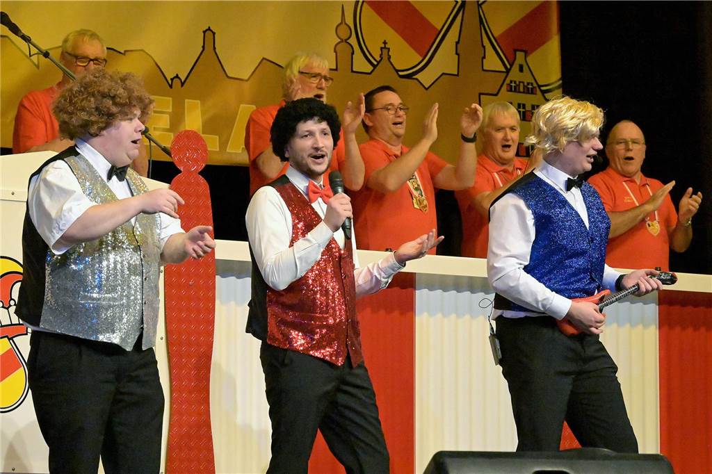 Ein buntes Programm, das die Besucher schon früh auf die Tanzfläche zog - damit begeisterte die IWK am Samstagabend bei ihrer Galasitzung.