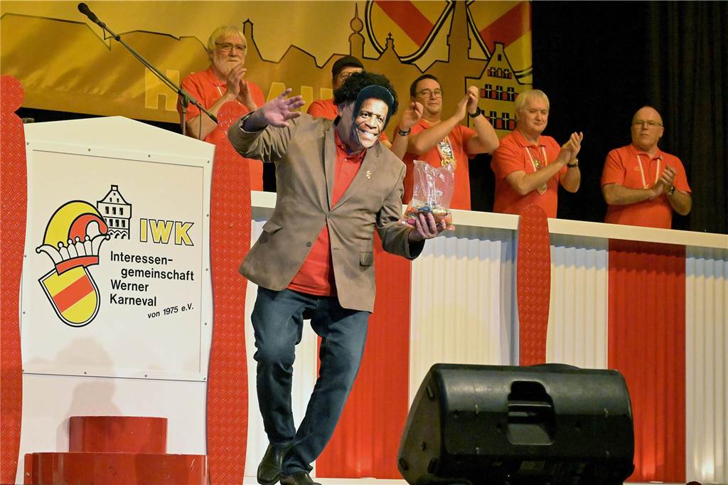 Ein buntes Programm, das die Besucher schon früh auf die Tanzfläche zog - damit begeisterte die IWK am Samstagabend bei ihrer Galasitzung.