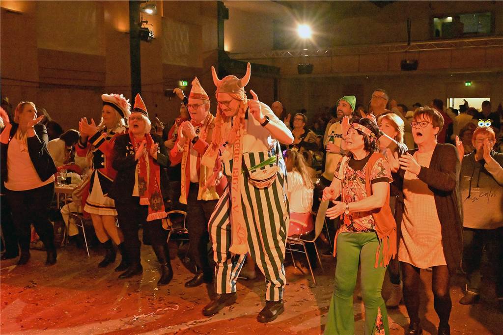 Ein buntes Programm, das die Besucher schon früh auf die Tanzfläche zog - damit begeisterte die IWK am Samstagabend bei ihrer Galasitzung.