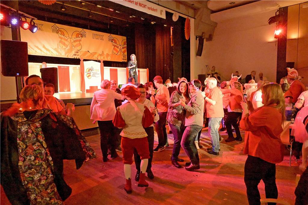 Ein buntes Programm, das die Besucher schon früh auf die Tanzfläche zog - damit begeisterte die IWK am Samstagabend bei ihrer Galasitzung.
