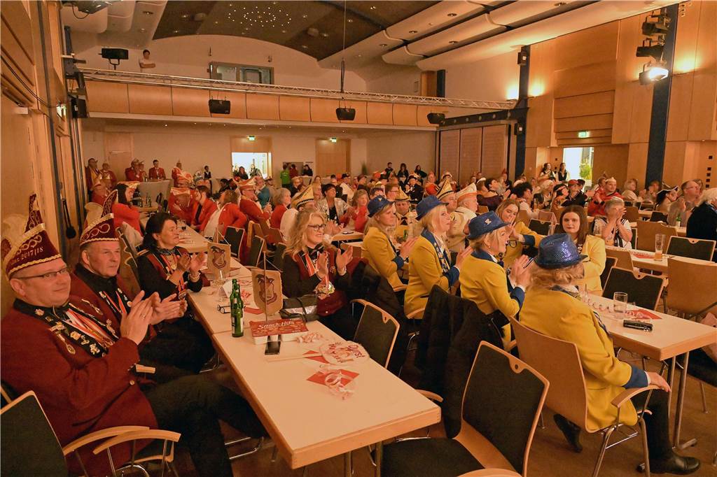 Ein buntes Programm, das die Besucher schon früh auf die Tanzfläche zog - damit begeisterte die IWK am Samstagabend bei ihrer Galasitzung.