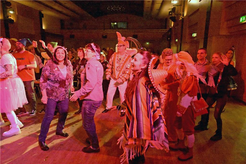 Ein buntes Programm, das die Besucher schon früh auf die Tanzfläche zog - damit begeisterte die IWK am Samstagabend bei ihrer Galasitzung.