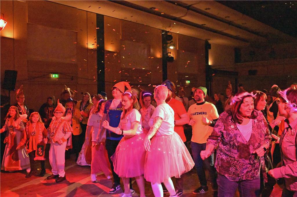 Ein buntes Programm, das die Besucher schon früh auf die Tanzfläche zog - damit begeisterte die IWK am Samstagabend bei ihrer Galasitzung.