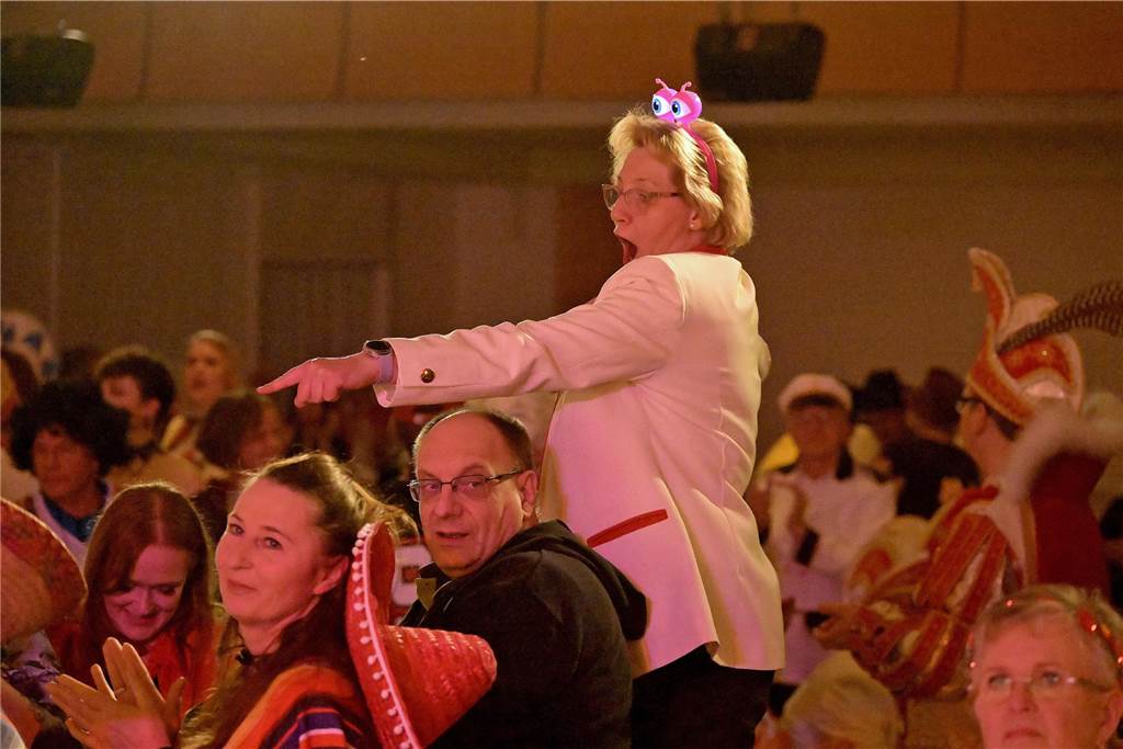 Ein buntes Programm, das die Besucher schon früh auf die Tanzfläche zog - damit begeisterte die IWK am Samstagabend bei ihrer Galasitzung.