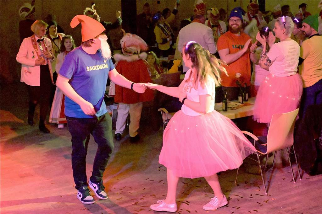 Ein buntes Programm, das die Besucher schon früh auf die Tanzfläche zog - damit begeisterte die IWK am Samstagabend bei ihrer Galasitzung.