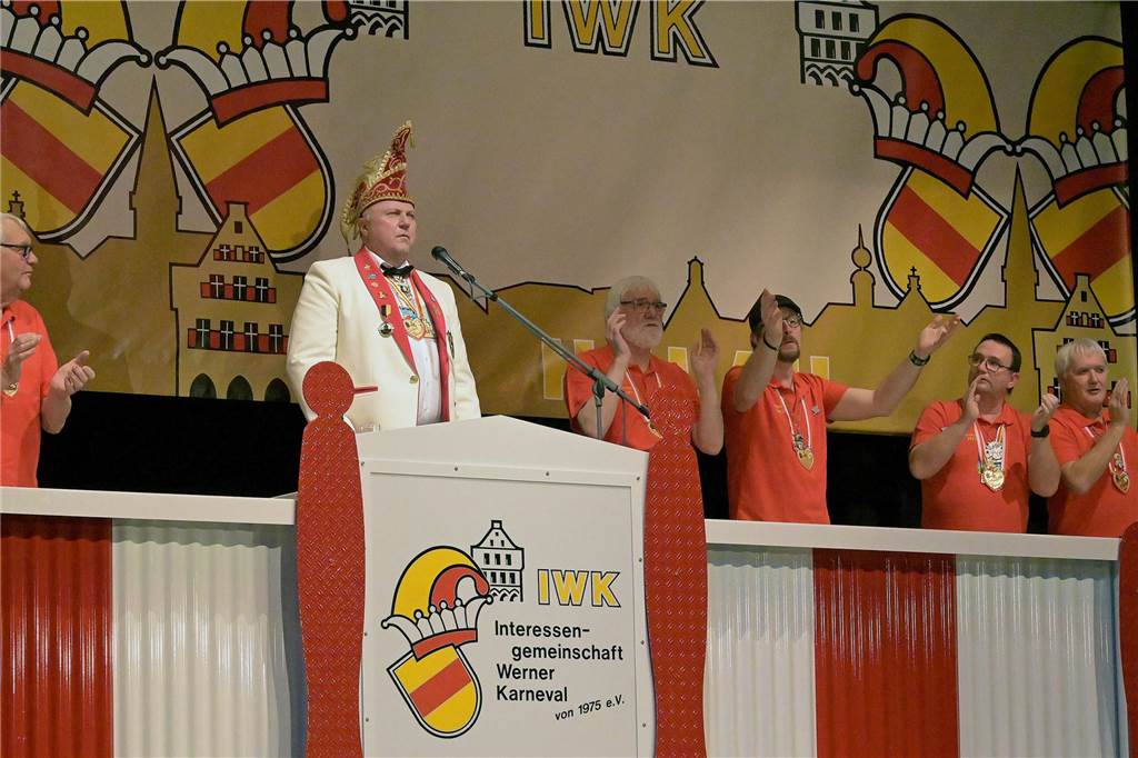 Ein buntes Programm, das die Besucher schon früh auf die Tanzfläche zog - damit begeisterte die IWK am Samstagabend bei ihrer Galasitzung.