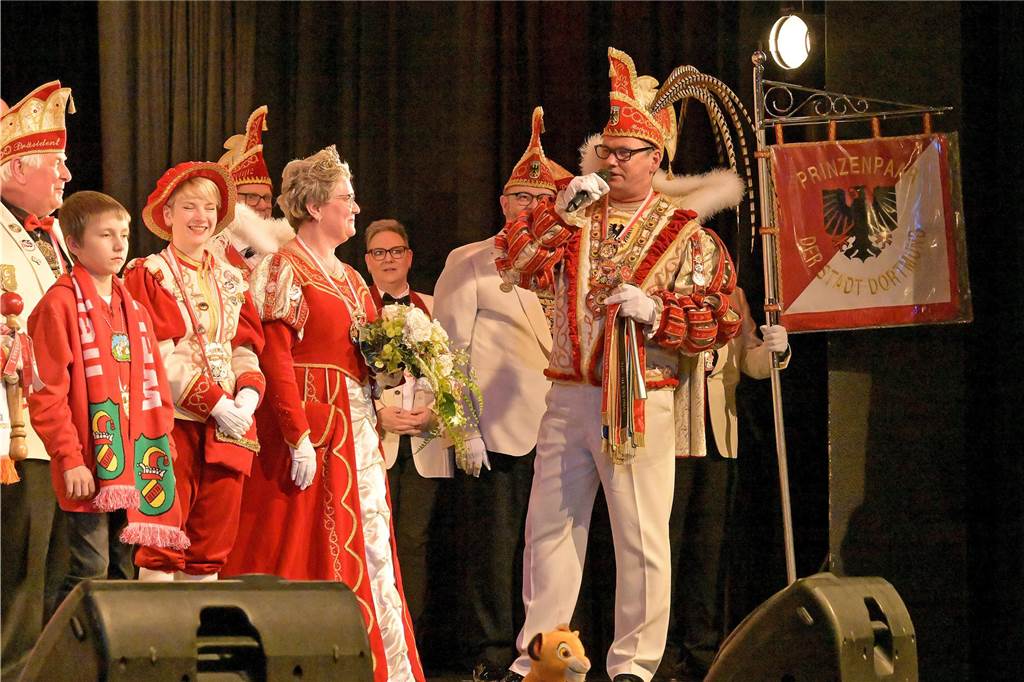 Ein buntes Programm, das die Besucher schon früh auf die Tanzfläche zog - damit begeisterte die IWK am Samstagabend bei ihrer Galasitzung.