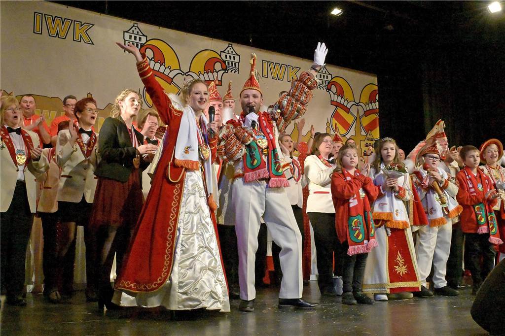 Ein buntes Programm, das die Besucher schon früh auf die Tanzfläche zog - damit begeisterte die IWK am Samstagabend bei ihrer Galasitzung.