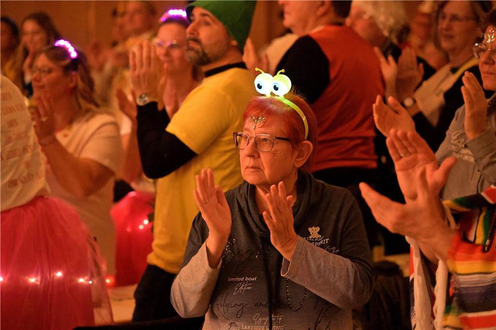 Ein buntes Programm, das die Besucher schon früh auf die Tanzfläche zog - damit begeisterte die IWK am Samstagabend bei ihrer Galasitzung.