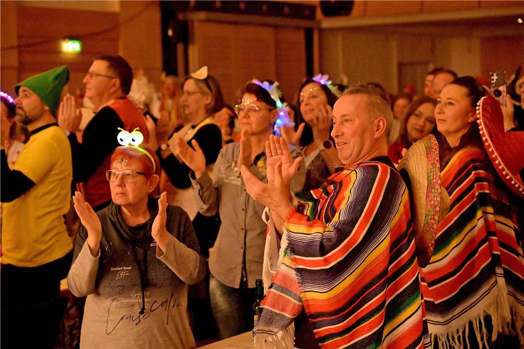 Ein buntes Programm, das die Besucher schon früh auf die Tanzfläche zog - damit begeisterte die IWK am Samstagabend bei ihrer Galasitzung.