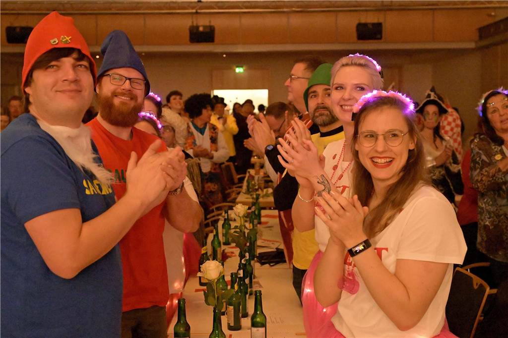 Ein buntes Programm, das die Besucher schon früh auf die Tanzfläche zog - damit begeisterte die IWK am Samstagabend bei ihrer Galasitzung.