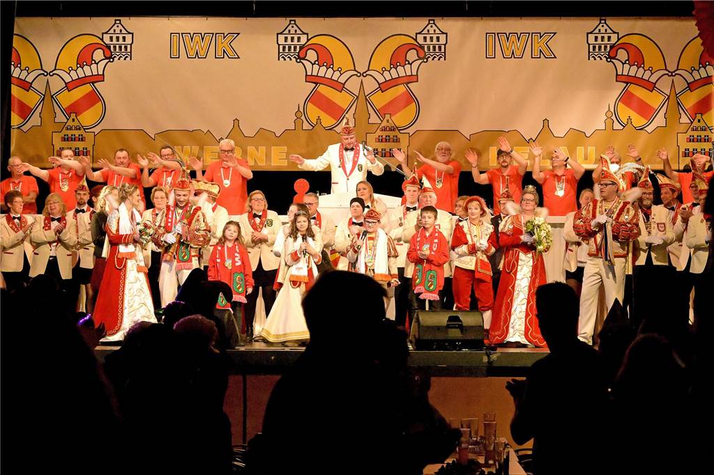 Ein buntes Programm, das die Besucher schon früh auf die Tanzfläche zog - damit begeisterte die IWK am Samstagabend bei ihrer Galasitzung.