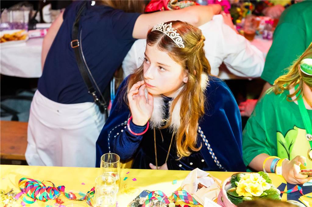 Karnevalspartys: Hier kann Altweiber bis Rosenmontag gefeiert werden Ein Mädchen, verkleidet als Prinzessin, sitzt an einem Tisch.