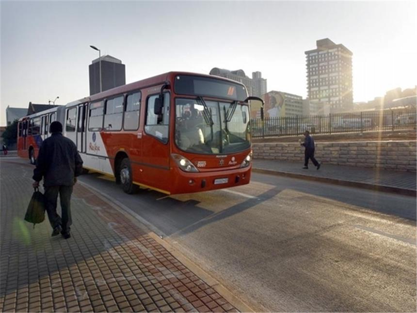 Bussystem erst nach Fußball-WM voll in Betrieb Ein Bus fährt durch die südafrikanische Metropole Johannesburg.