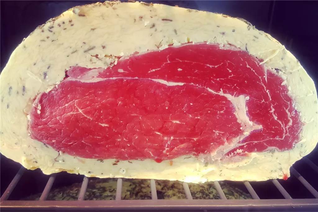 Fleisch-Sommelier aus Dortmund erklärt: So erkenne ich gutes Fleisch Ein Butter Aged Steak während der Reifung.
