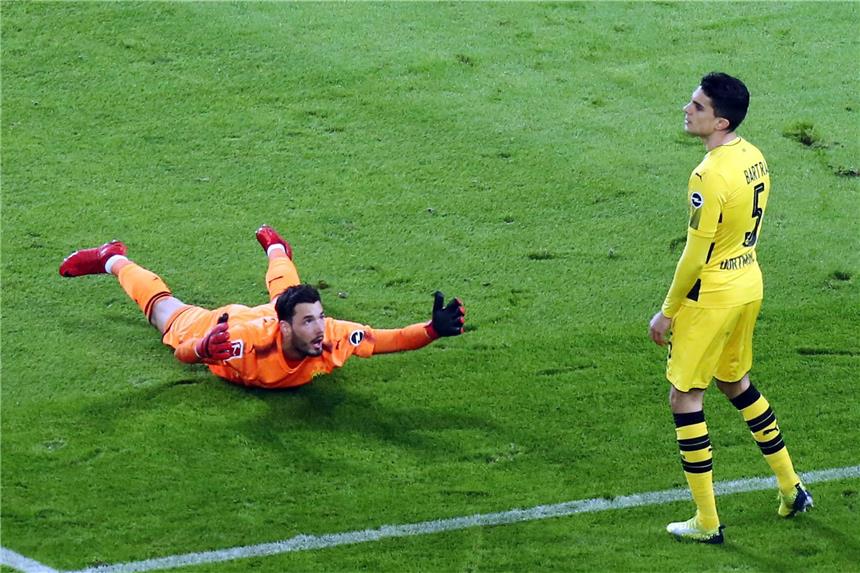 Ein BVB-Symbolbild: Roman Bürki (l.) und Marc Bartra können es nicht fassen.