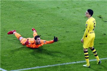 Ein BVB-Symbolbild: Roman Bürki (l.) und Marc Bartra können es nicht fassen.