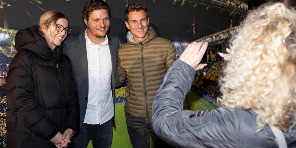BVB-Trainer Terzic gewährt Einblicke in seine Gedanken- und Gefühlswelt BVB-Trainer Edin Terzic macht Fotos mit Fans.