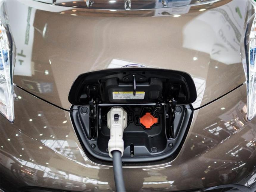 EU-Kommission: Planen keine Quote für Elektroautos Ein "Chademo" Aufladestecker für Elektrofahrzeuge steckt in einem Nissan Leaf. Foto: Ole Spata/Archiv