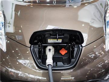 Ein "Chademo" Aufladestecker für Elektrofahrzeuge steckt in einem Nissan Leaf. Foto: Ole Spata/Archiv