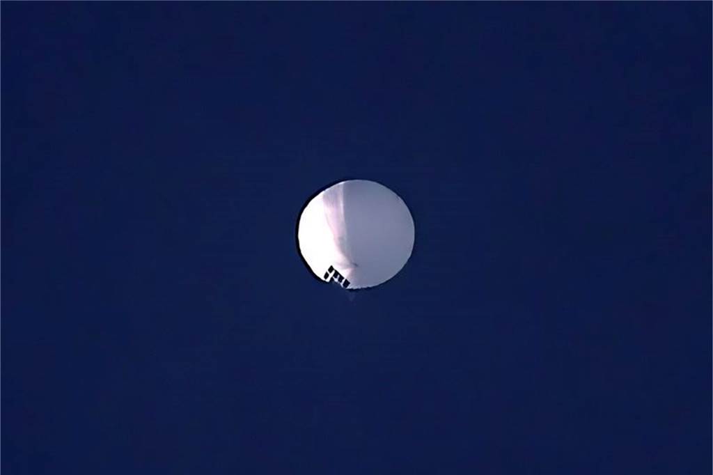 Nach Sichtung von mysteriösem Ballon:: US-Außenminister Blinken verschiebt Peking-Reise Der chinesische weiße Ballon am blauen Himmel