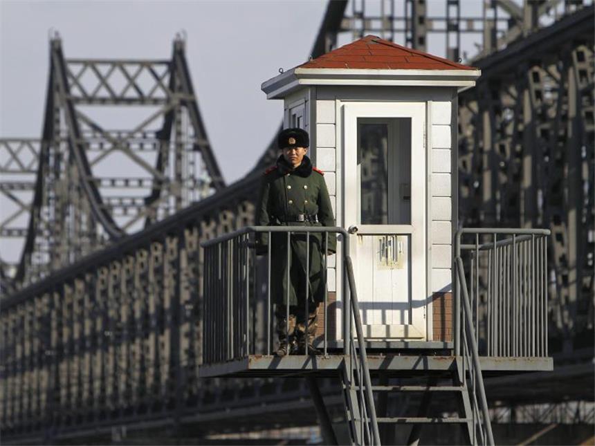 Nordkorea provoziert mit Raketentest Ein chinesischer Soldat bewacht die Brücke am Grenzfluss zu Nordkorea. Foto: How Hwee Young