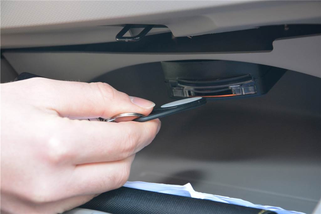 Carsharing gibt es ab dem 23. März auch in Schermbeck Ein Chip, den man im Handschuhfach einsteckt, sorgt dafür, dass das Auto gestartet werden kann.