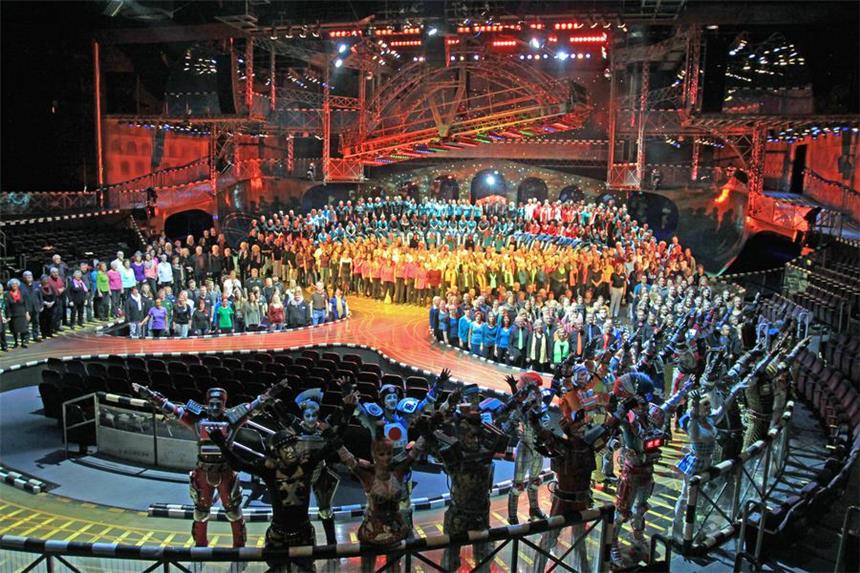 800 Sänger nehmen in Bochum den „Starlight Express“ Ein Chor aus 800 Sängern unterstützt das Musical-Ensemble von Starlight Express.