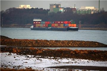 Ein Containerschiff fährt in Köln über den Rhein. Foto: Oliver Berg/Archiv