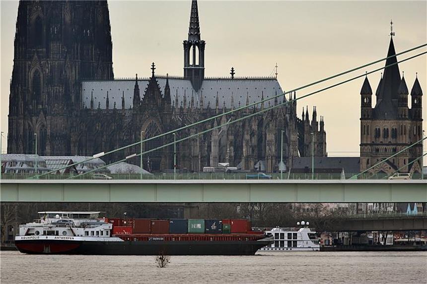 Hochwasser erreicht Schutzwände in Köln wohl bis Freitag Ein Containerschiff fährt in Köln unter der Severinsbrücke hindurch. Foto: Oliver Berg