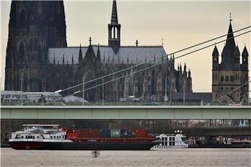 Ein Containerschiff fährt in Köln unter der Severinsbrücke hindurch. Foto: Oliver Berg