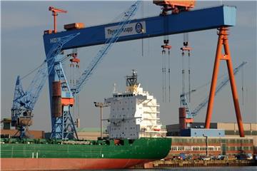 Ein Containerschiff ist in Kiel auf dem Werftgelände der Howaldtswerke Deutsche Werft (HDW) zu sehen. Foto: Marcus Brandt/Archiv